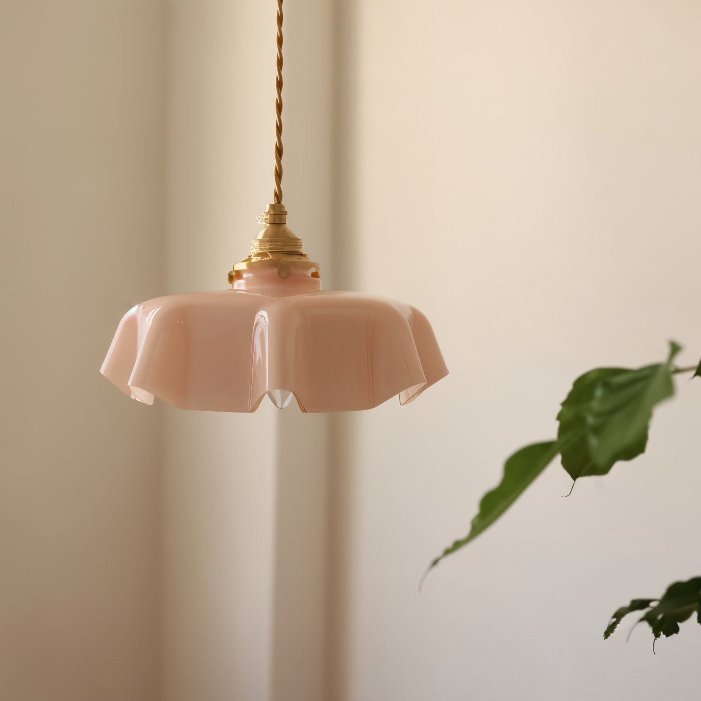 Bellevie – Retro Taklampa i Blomformad Krämfärgad Glasdesign
