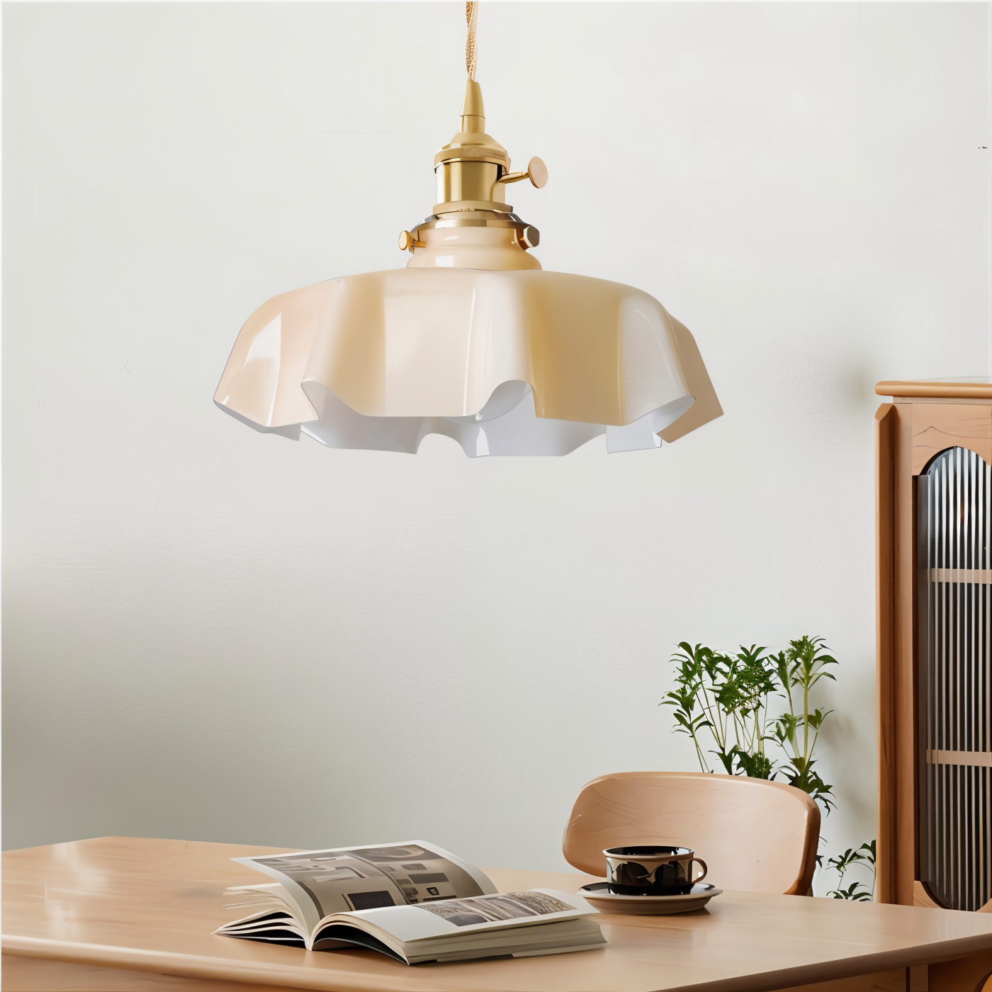 Bellevie – Retro Taklampa i Blomformad Krämfärgad Glasdesign