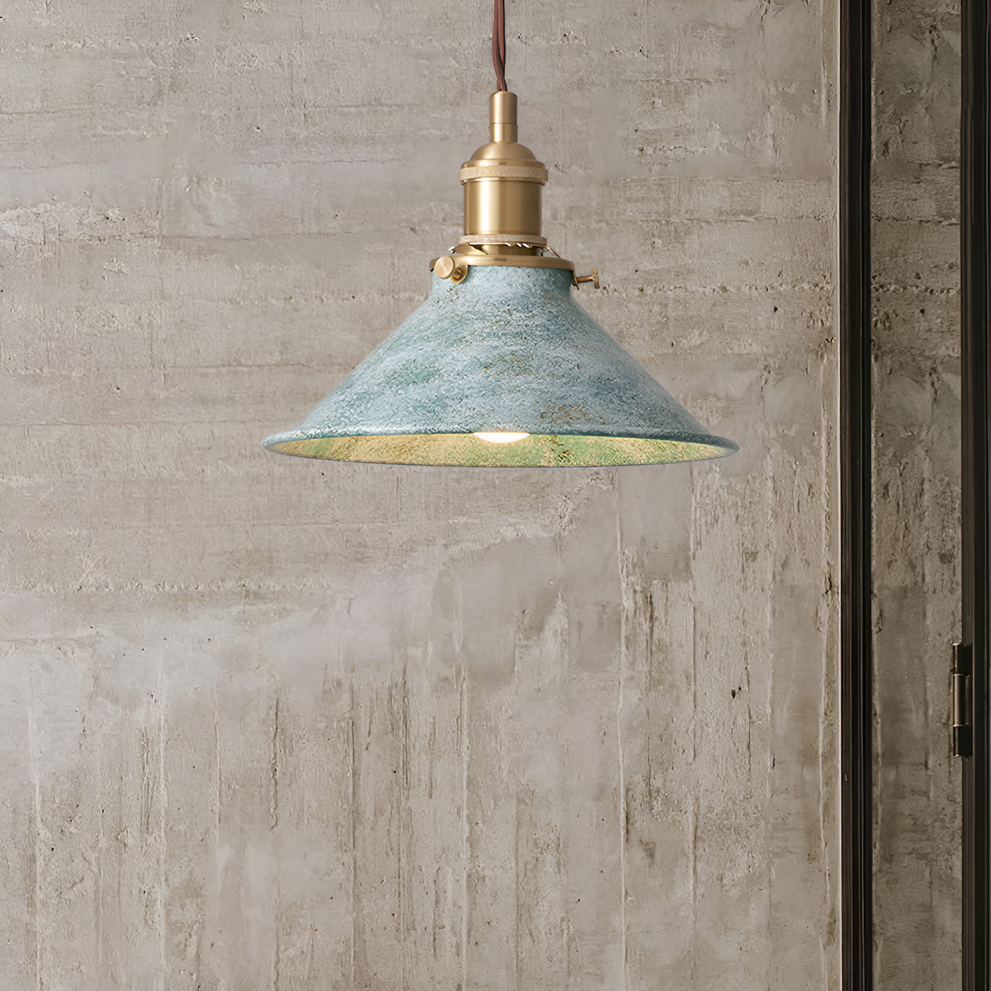 Ferrolume – Industriell Pendellampa i Metall med Konisk Design