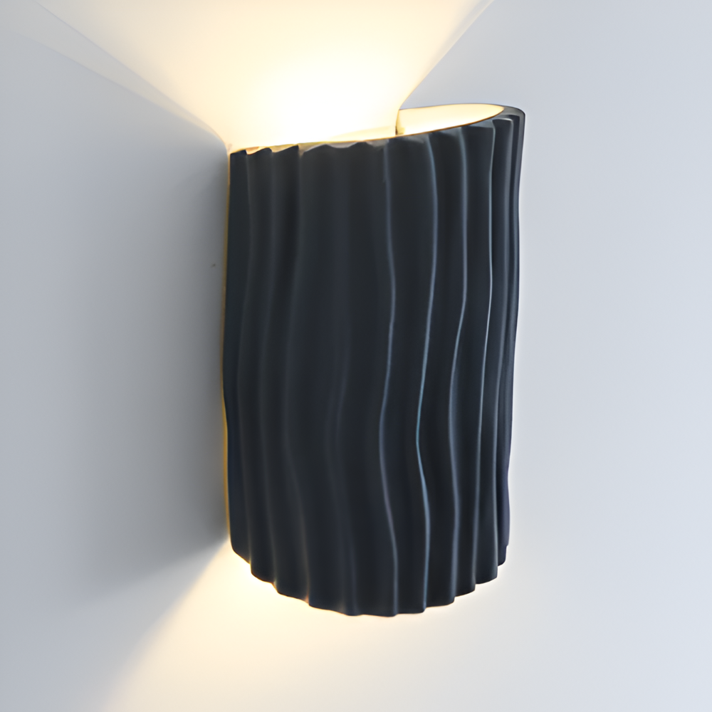 HuePleat – Kurvig Plisserad Vägglampa i Resin med Upp- och Nedåtriktad LED-belysning
