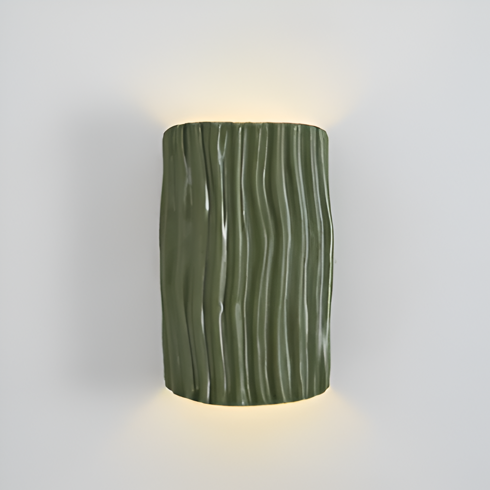 HuePleat – Kurvig Plisserad Vägglampa i Resin med Upp- och Nedåtriktad LED-belysning