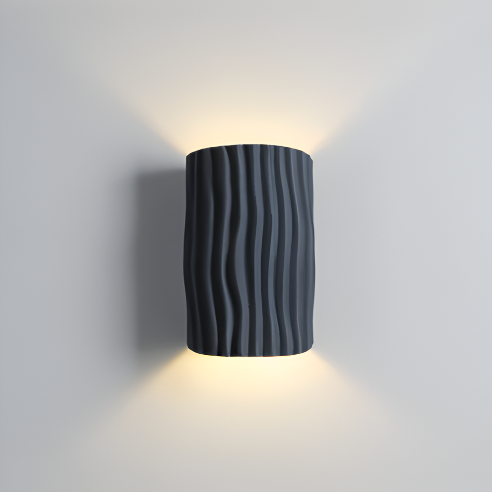 HuePleat – Kurvig Plisserad Vägglampa i Resin med Upp- och Nedåtriktad LED-belysning