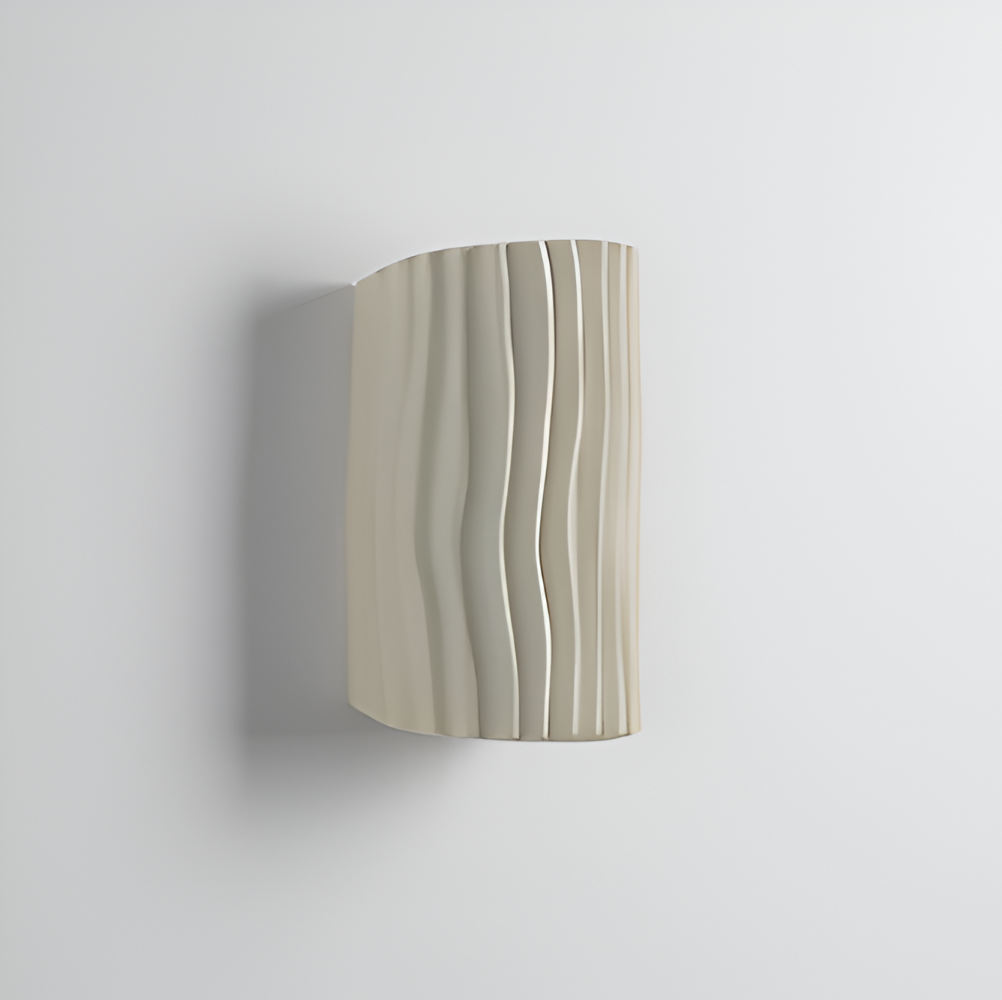 HuePleat – Kurvig Plisserad Vägglampa i Resin med Upp- och Nedåtriktad LED-belysning