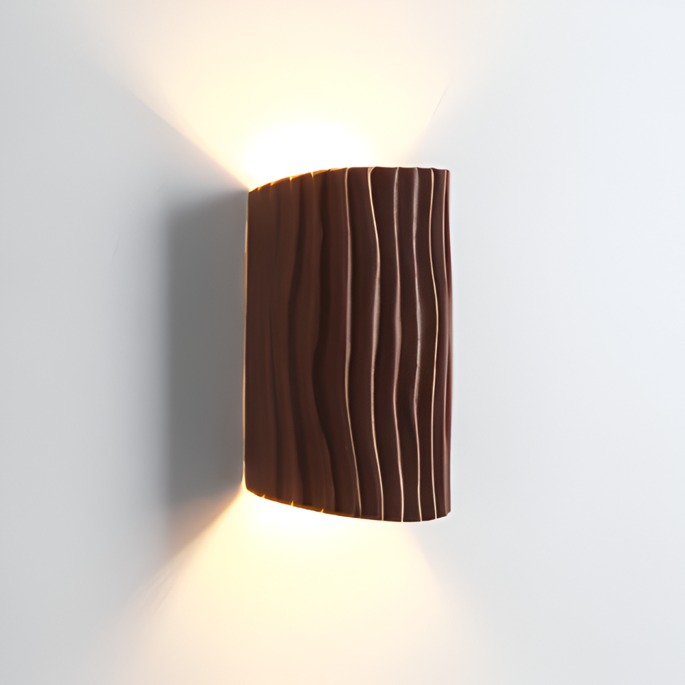 HuePleat – Kurvig Plisserad Vägglampa i Resin med Upp- och Nedåtriktad LED-belysning