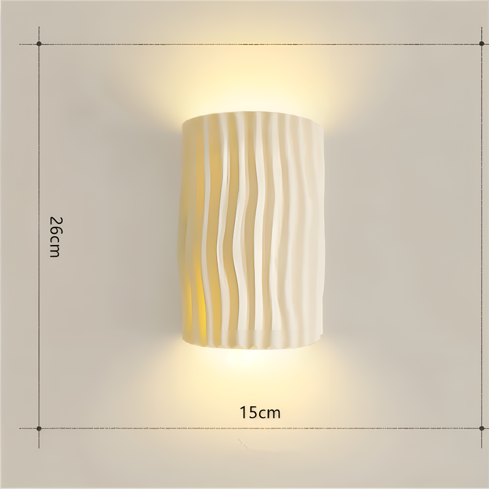 HuePleat – Kurvig Plisserad Vägglampa i Resin med Upp- och Nedåtriktad LED-belysning