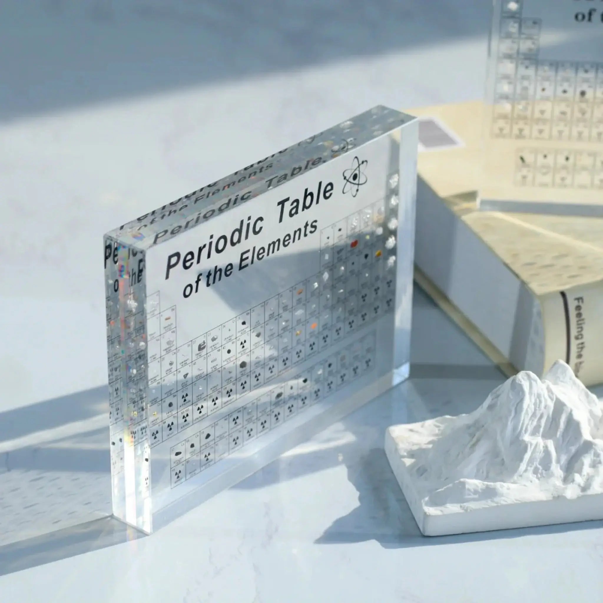 ElementaLux – Periodiskt System med Äkta Grundämnen & Belysning