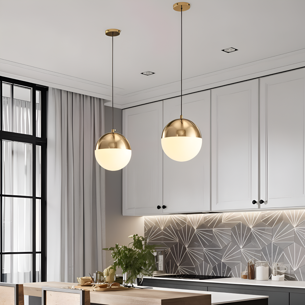 LunaCryst – Guld & Svart Pendellampa med Kristallkula