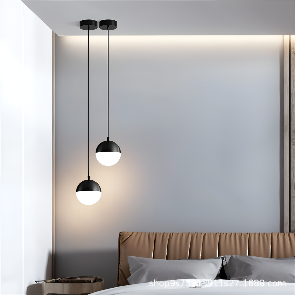 LunaCryst – Guld & Svart Pendellampa med Kristallkula