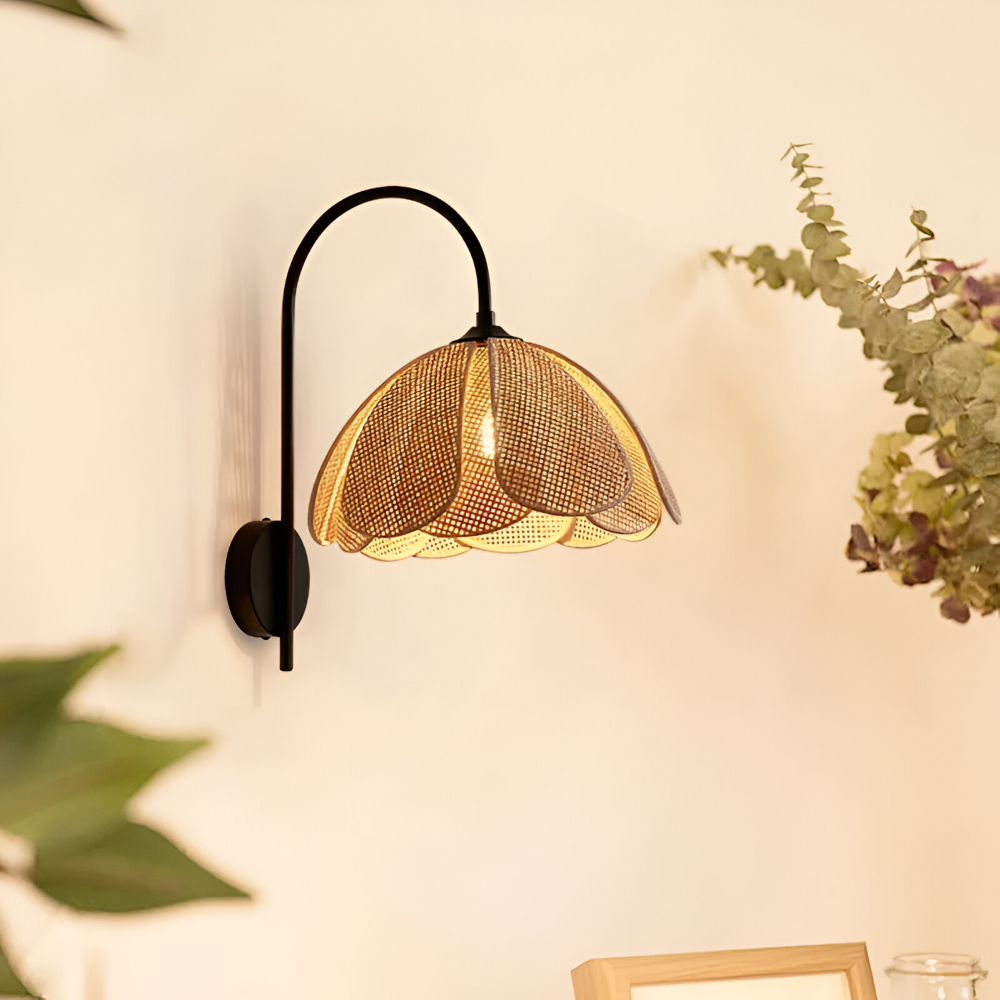 SoraLeaf – Japansk Wabi Sabi Vägglampa i Rattan | Handgjord Blombladsdesign med Naturlig Elegans