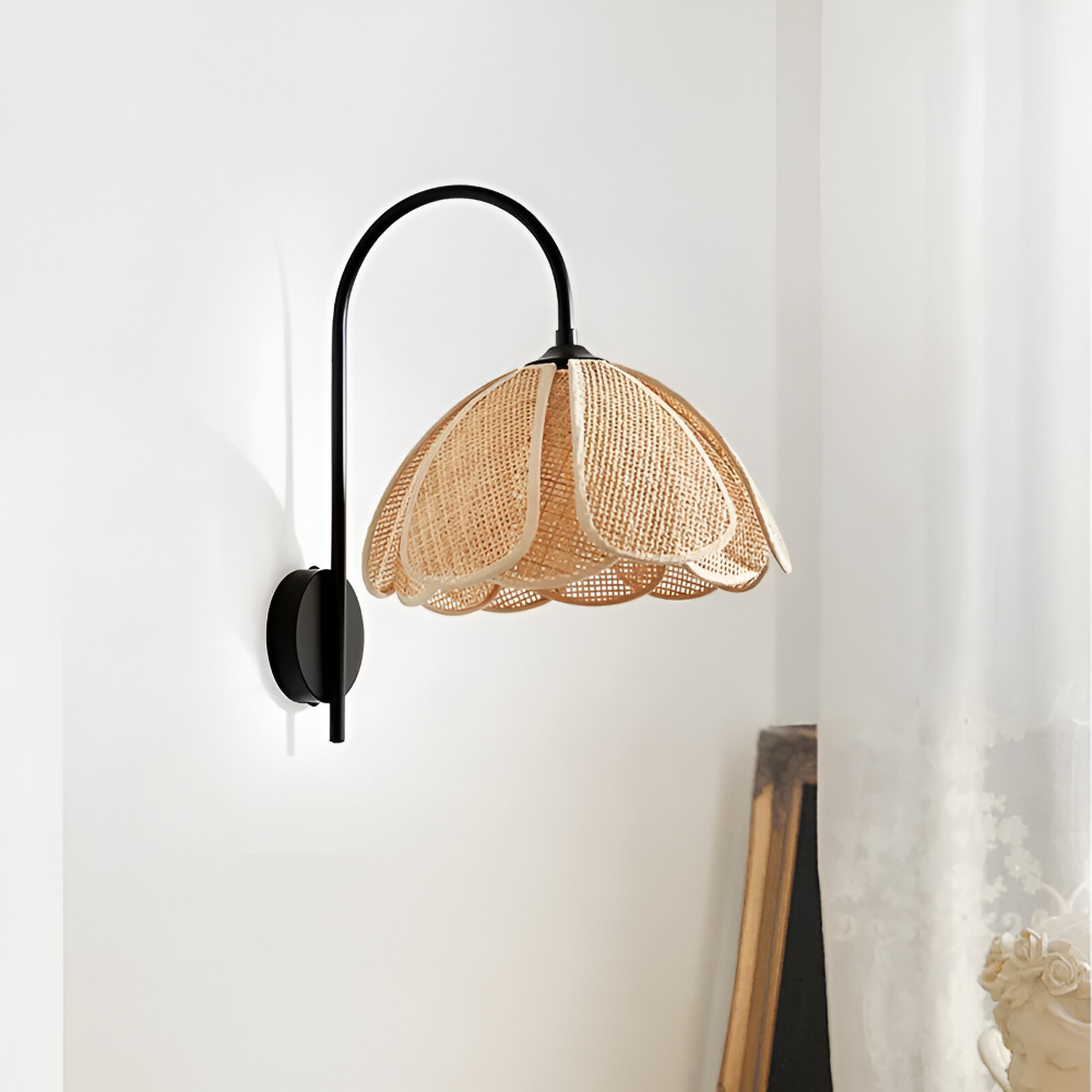 SoraLeaf – Japansk Wabi Sabi Vägglampa i Rattan | Handgjord Blombladsdesign med Naturlig Elegans