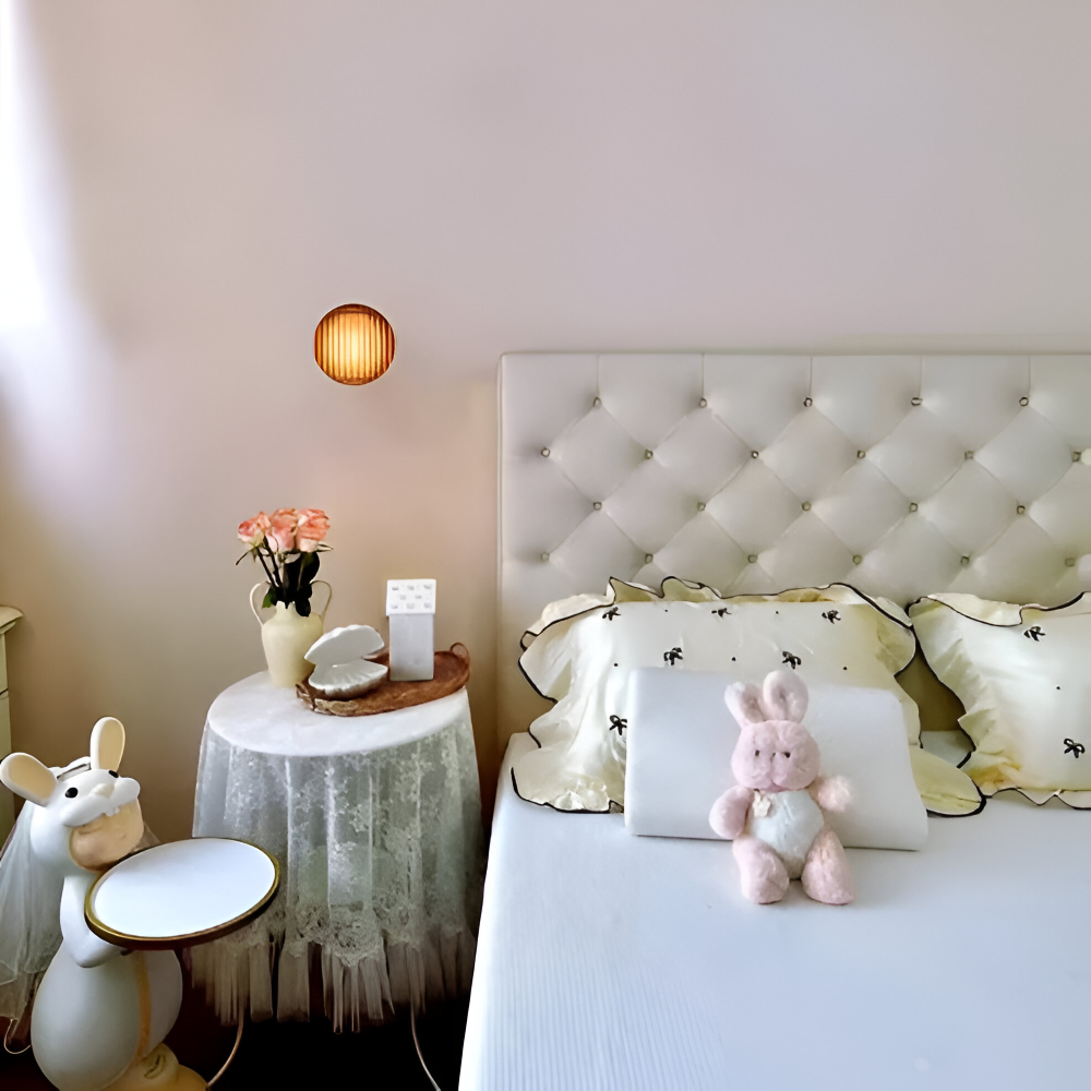 LumiJell – Ribbad Rund Vägglampa i Bärnsten & Vitt Glas med Minimalistisk Design