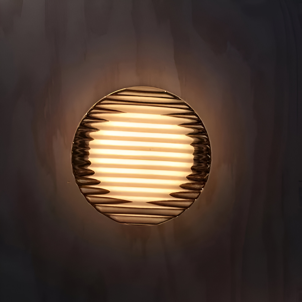 LumiJell – Ribbad Rund Vägglampa i Bärnsten & Vitt Glas med Minimalistisk Design