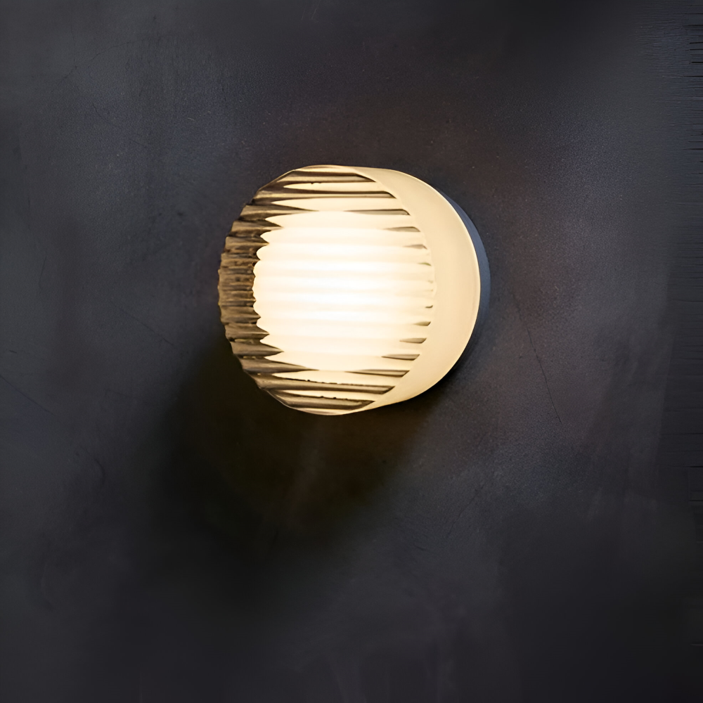 LumiJell – Ribbad Rund Vägglampa i Bärnsten & Vitt Glas med Minimalistisk Design