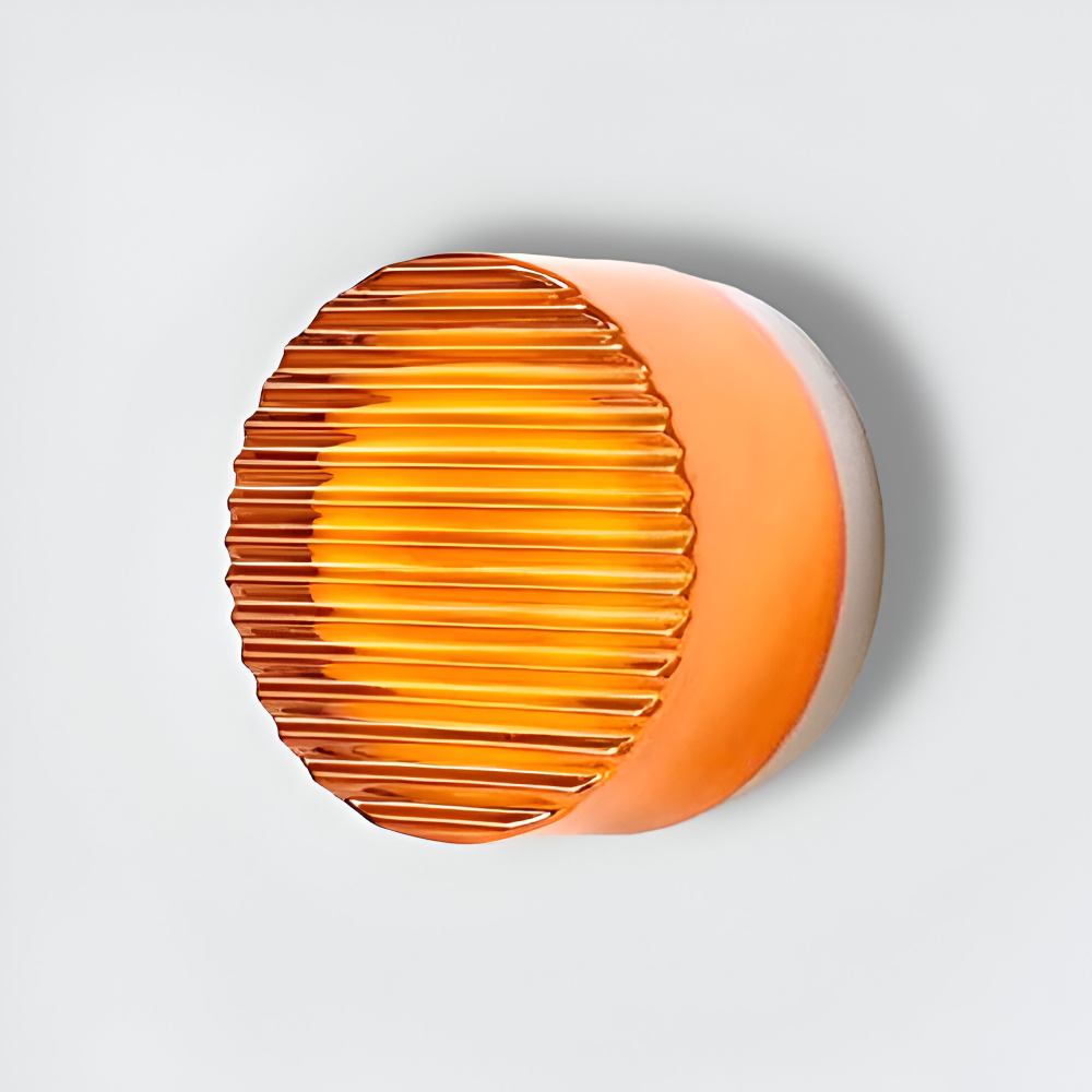 LumiJell – Ribbad Rund Vägglampa i Bärnsten & Vitt Glas med Minimalistisk Design