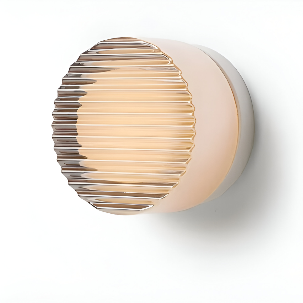 LumiJell – Ribbad Rund Vägglampa i Bärnsten & Vitt Glas med Minimalistisk Design