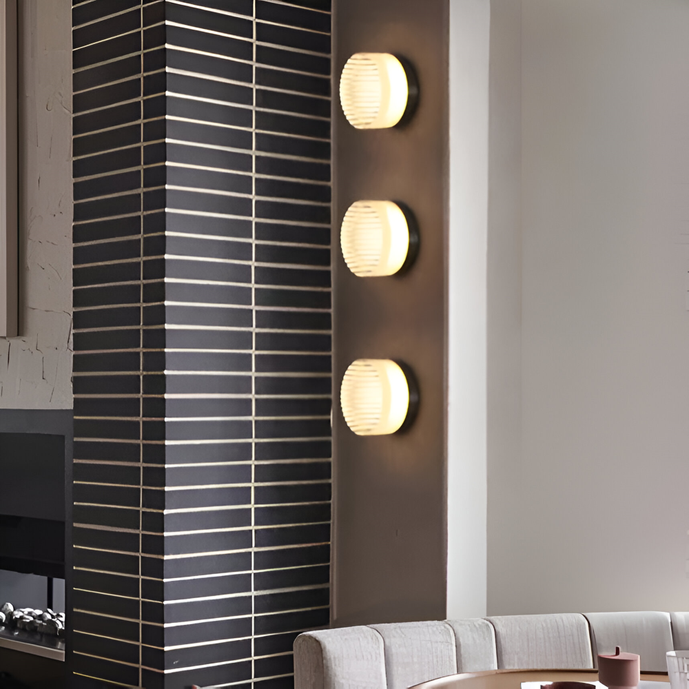 LumiJell – Ribbad Rund Vägglampa i Bärnsten & Vitt Glas med Minimalistisk Design