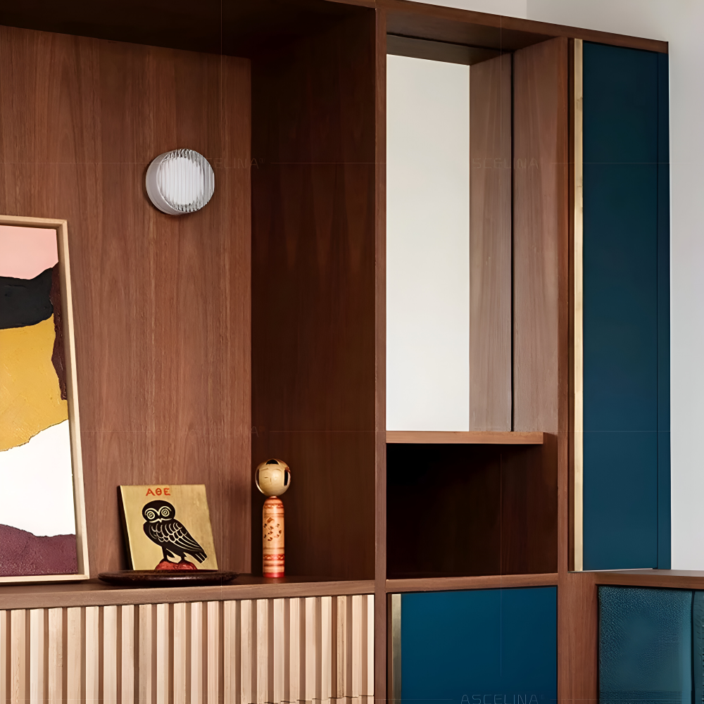 LumiJell – Ribbad Rund Vägglampa i Bärnsten & Vitt Glas med Minimalistisk Design