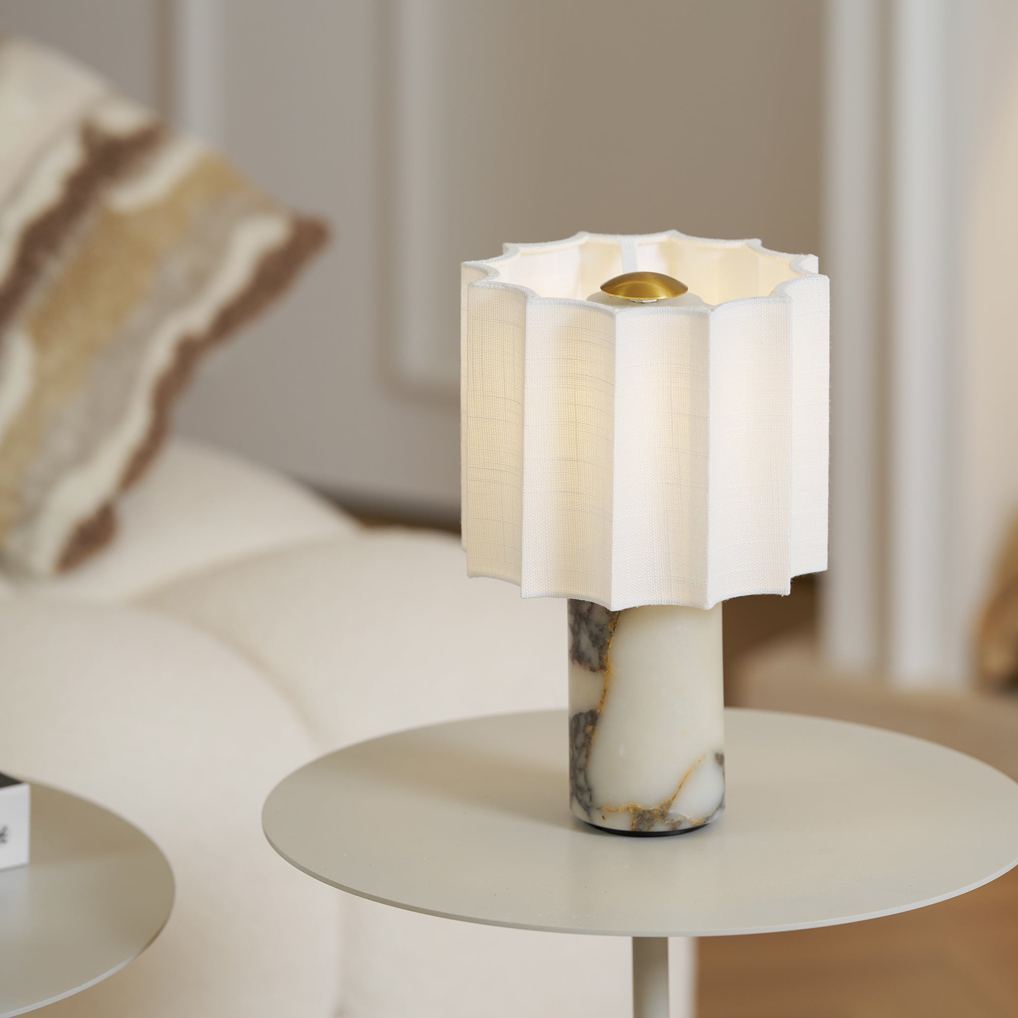 Orvinna – Elegant Marmorbordslampa med Varm Belysning