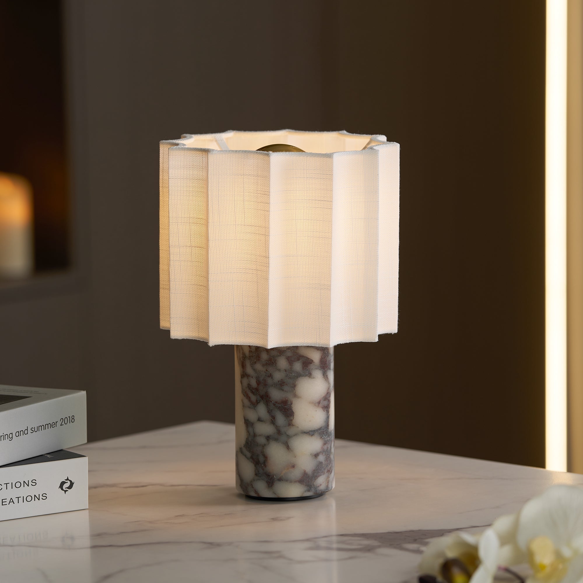 Orvinna – Elegant Marmorbordslampa med Varm Belysning