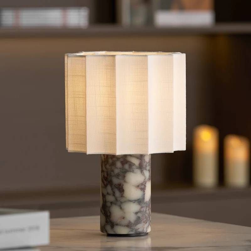 Orvinna – Elegant Marmorbordslampa med Varm Belysning