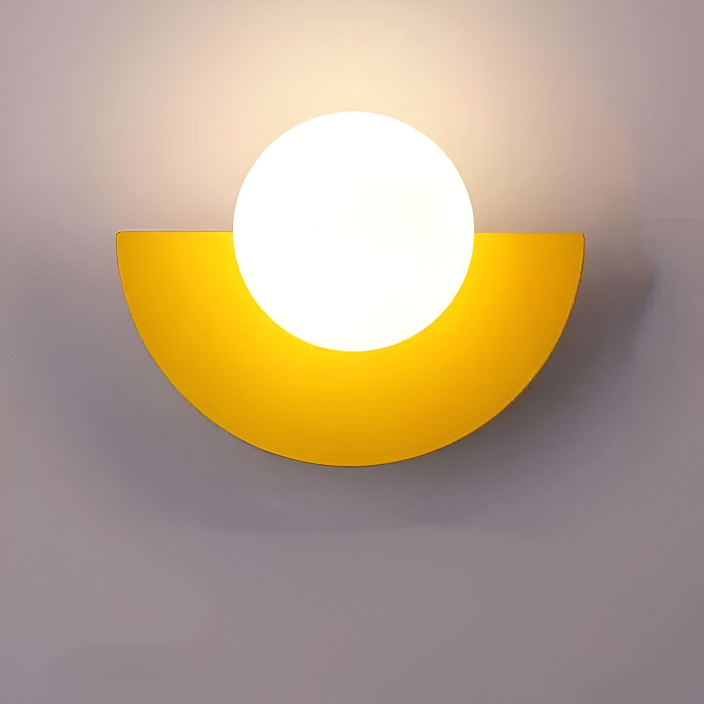 AuroGlow – Modern Sfärisk Vägglampa i Glas med Plug-In Design