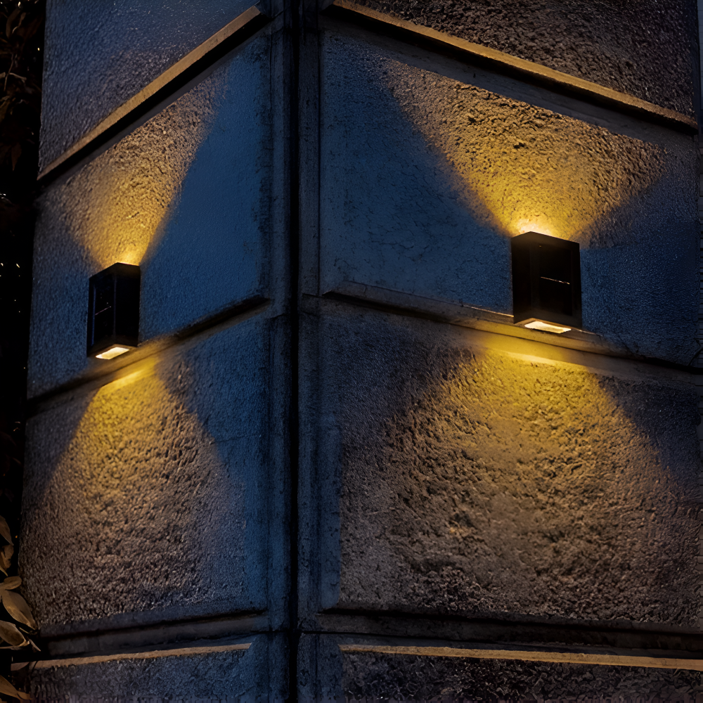 LumiSun – Solenergi Vägglampa med Dubbel Ljusspridning | Vattentät Utomhusbelysning LED IP65