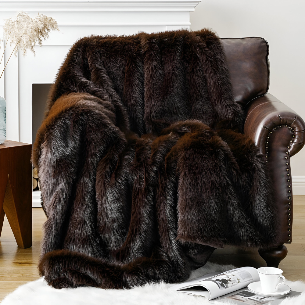 FurVelvet Plaid – Lyxig Konstpälsfilt med Eleganta Minkdetaljer