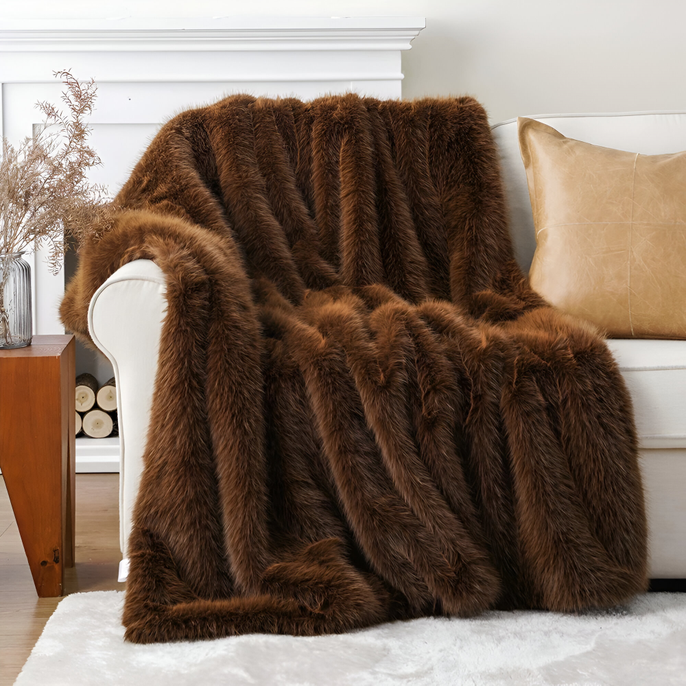 FurVelvet Plaid – Lyxig Konstpälsfilt med Eleganta Minkdetaljer