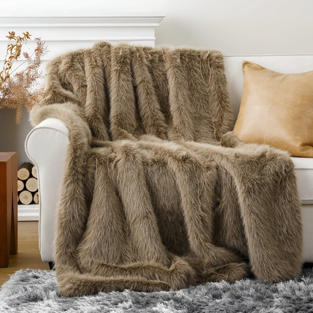 FurVelvet Plaid – Lyxig Konstpälsfilt med Eleganta Minkdetaljer