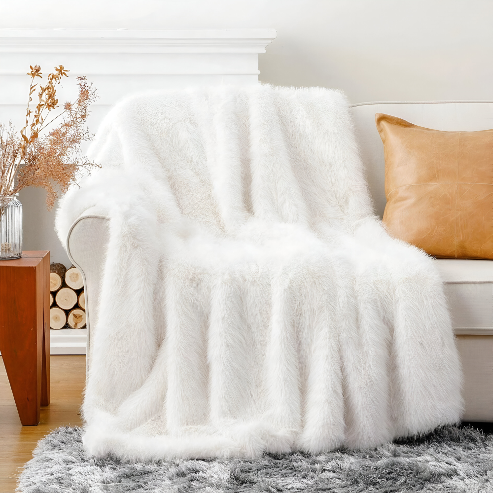 FurVelvet Plaid – Lyxig Konstpälsfilt med Eleganta Minkdetaljer