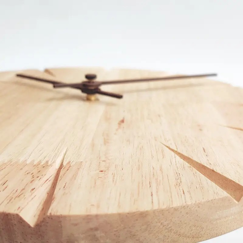 Väggklocka i Massivt Trä med Pendel – Minimalistisk & Tidlös Design
