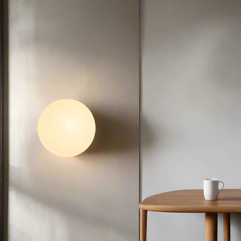 Luno – Minimalistisk Rund Vägglampa i Mjölkglas med Järnbas