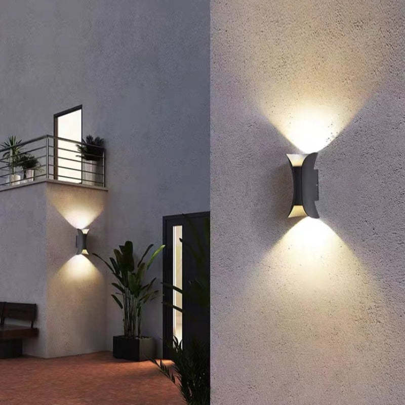 LjusLyx – Modern LED Vägglampa för Utomhusbruk med Elegant Design