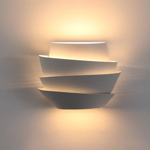 Namiya – Japandi Vägglampa med Modernt Asymmetriskt Design och Varmt Ljus