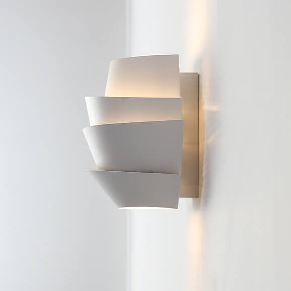 Namiya – Japandi Vägglampa med Modernt Asymmetriskt Design och Varmt Ljus