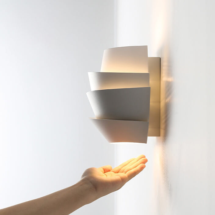 Namiya – Japandi Vägglampa med Modernt Asymmetriskt Design och Varmt Ljus