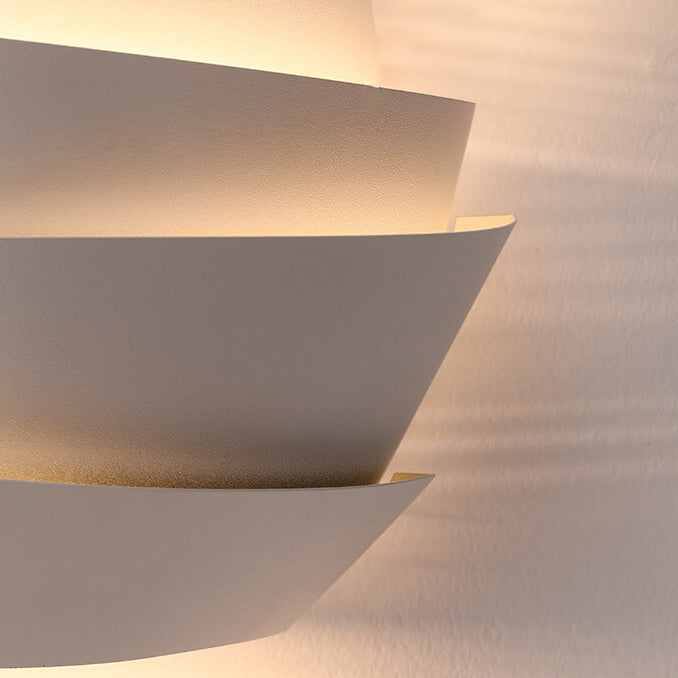 Namiya – Japandi Vägglampa med Modernt Asymmetriskt Design och Varmt Ljus