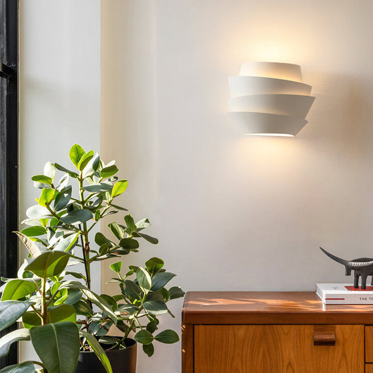 Namiya – Japandi Vägglampa med Modernt Asymmetriskt Design och Varmt Ljus