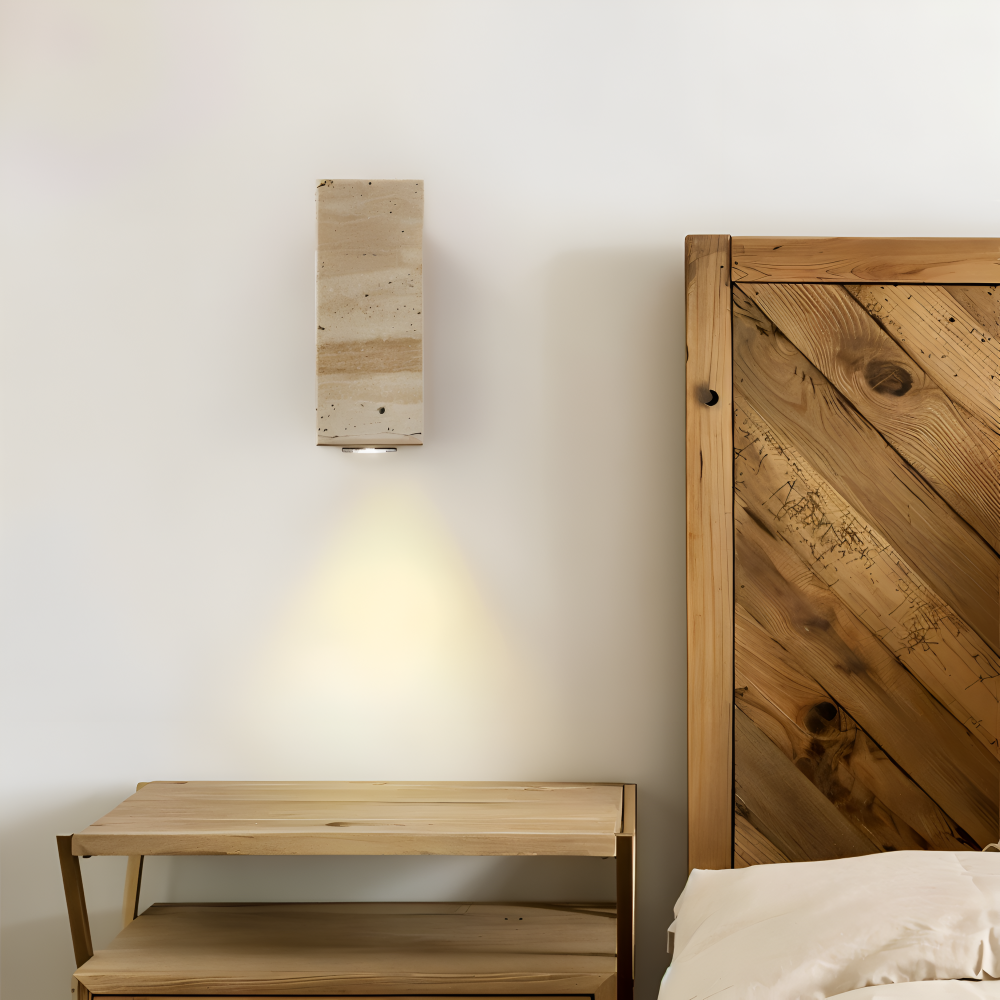 Travano Vägglampa – Vägglampa i Natursten med Travertinmarmor och Träbas