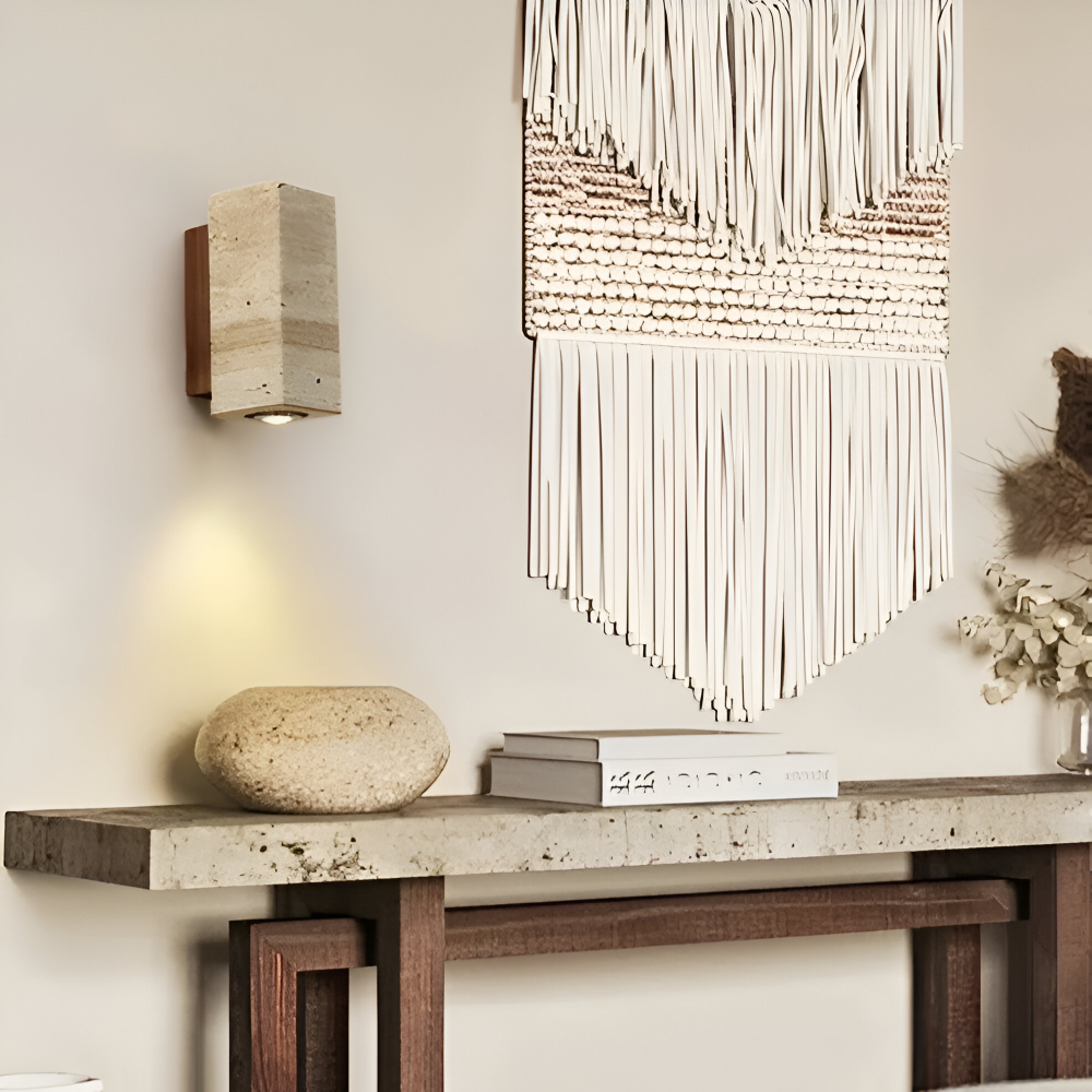 Travano Vägglampa – Vägglampa i Natursten med Travertinmarmor och Träbas