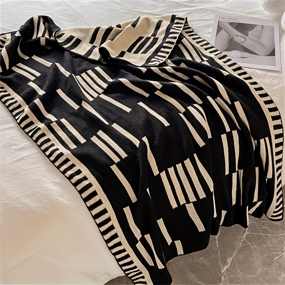 MonoStripe Haven – Stickad Akrylfilt i Svart & Beige