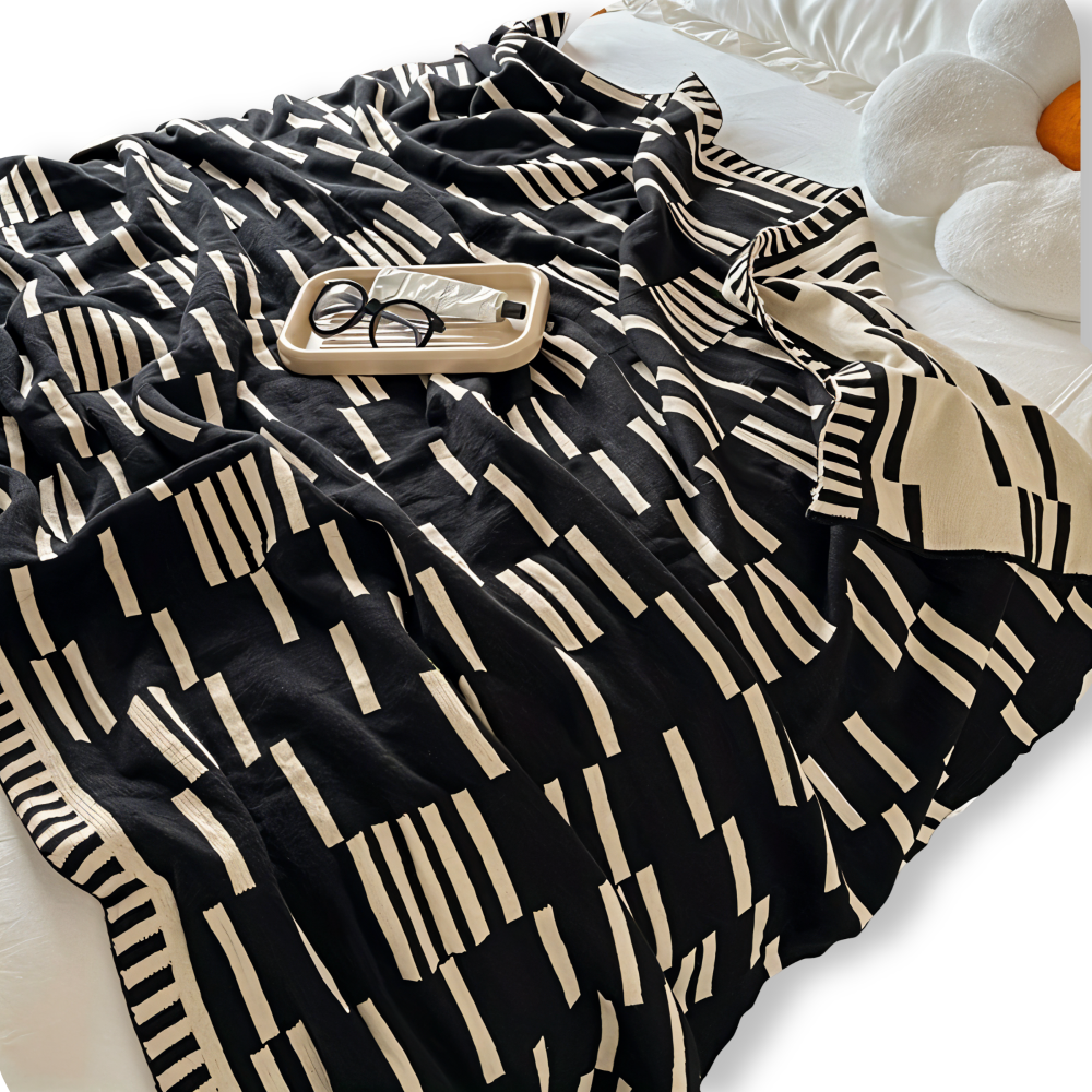 MonoStripe Haven – Stickad Akrylfilt i Svart & Beige