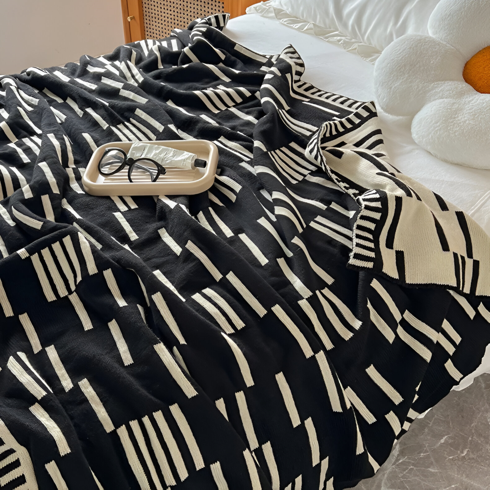 MonoStripe Haven – Stickad Akrylfilt i Svart & Beige