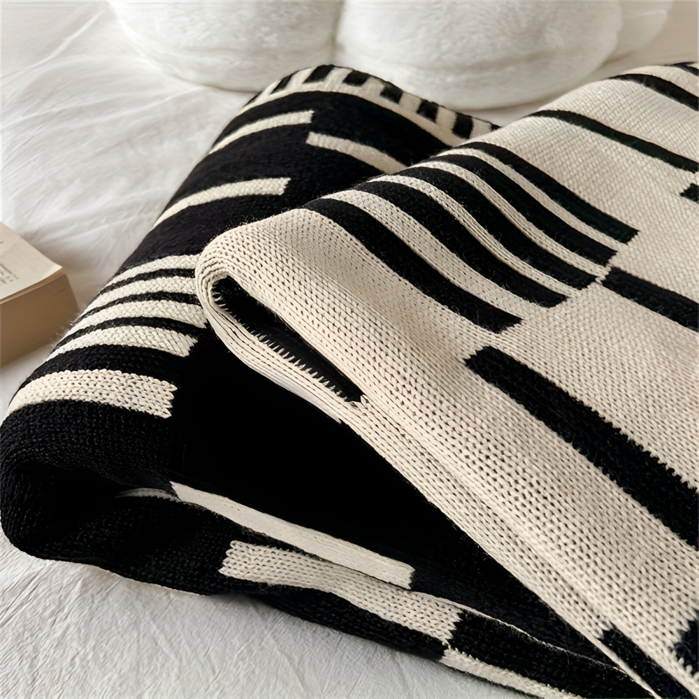 MonoStripe Haven – Stickad Akrylfilt i Svart & Beige