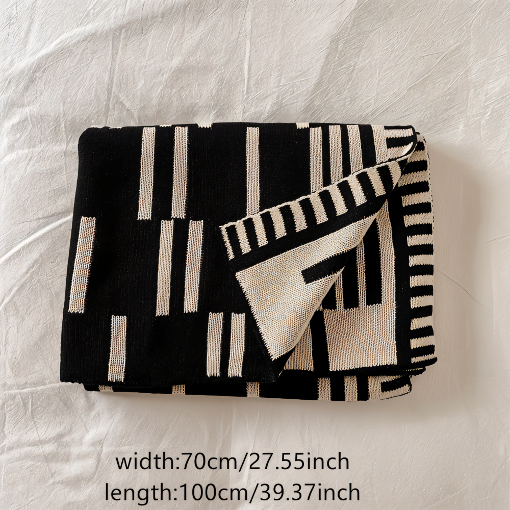 MonoStripe Haven – Stickad Akrylfilt i Svart & Beige