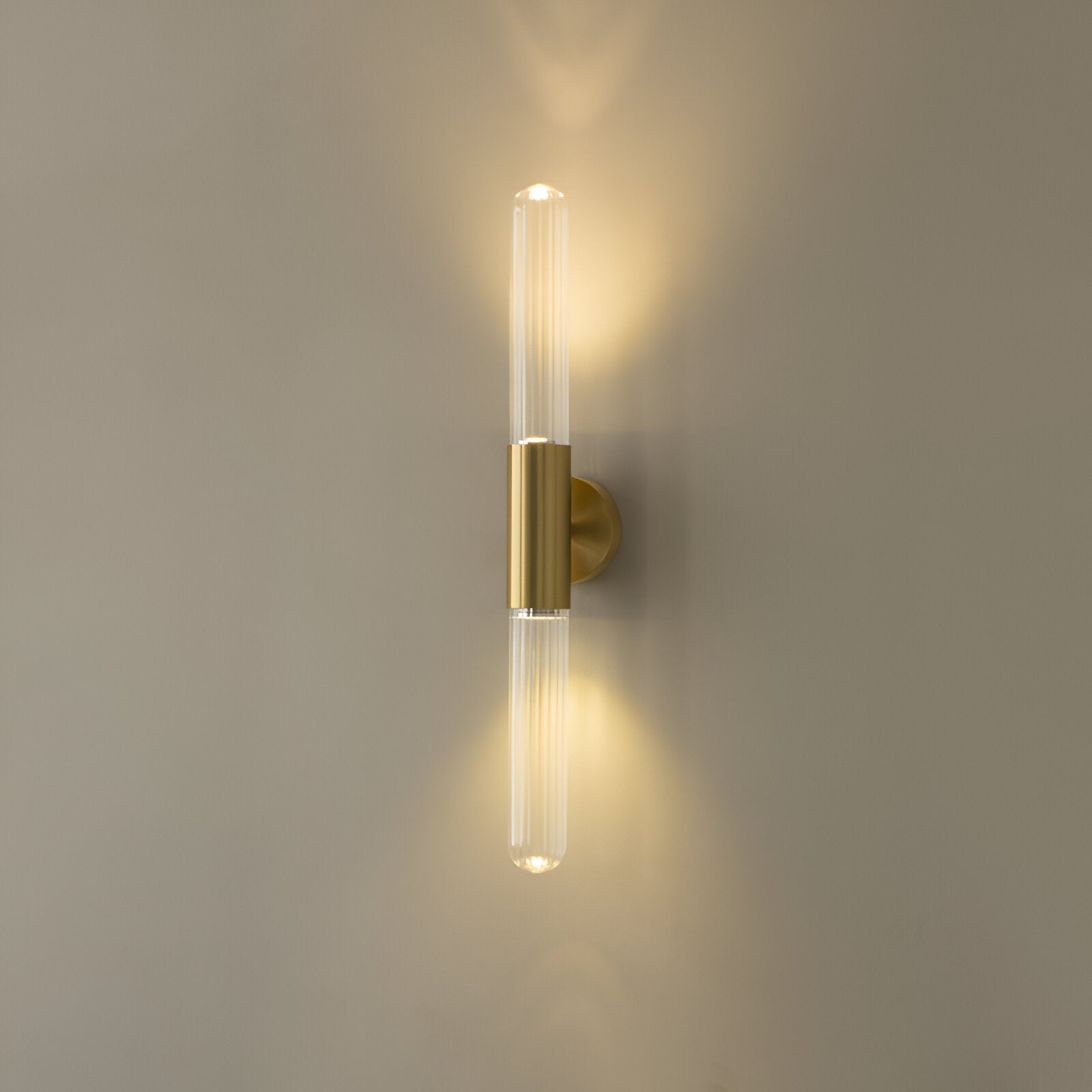 Modern vägglampa i glas och mässingsfinish