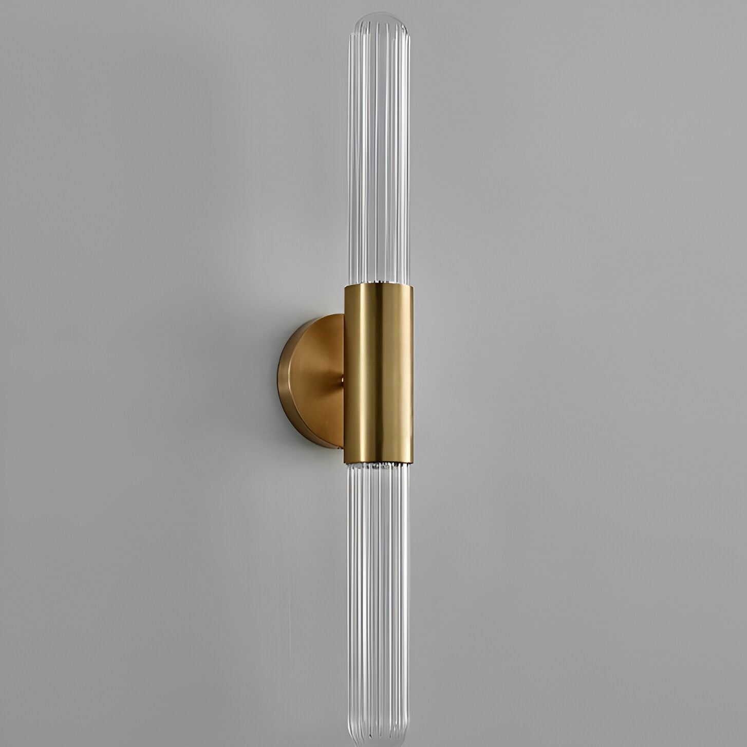 Modern vägglampa i glas och mässingsfinish