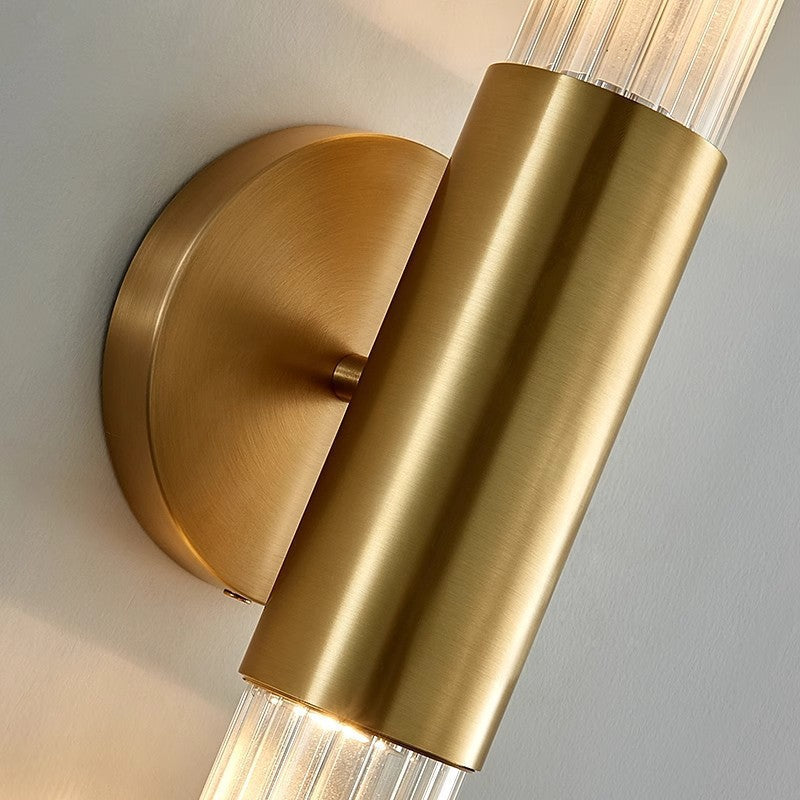 Modern vägglampa i glas och mässingsfinish