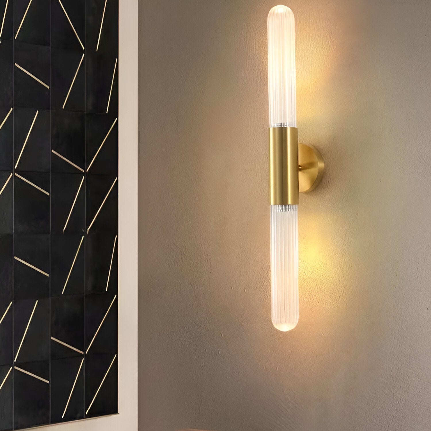Modern vägglampa i glas och mässingsfinish