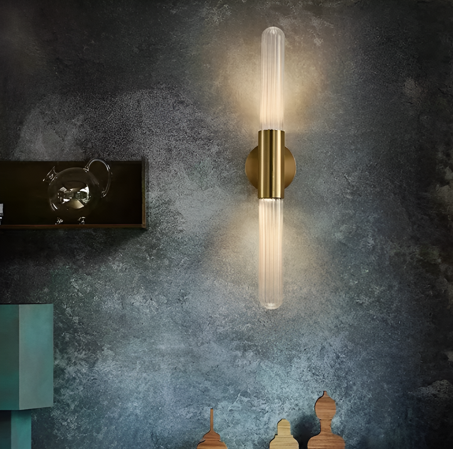 Modern vägglampa i glas och mässingsfinish